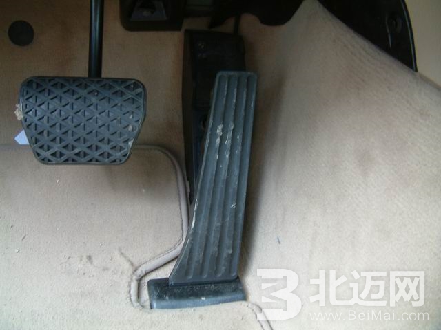 汽車油門踏板卡死解決方法